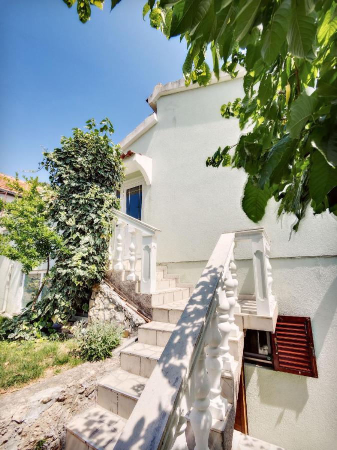 Apartmani Ela Prvić Luka Exterior foto